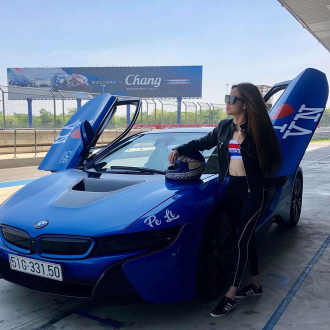 Trước i8 trị giá khoảng 7 tỷ đồng, người ta còn thấy Thanh Thúy cầm lái chiếc Ferrari 458 đắt đỏ. Điều này càng khiến người ta tò mò về thân thế của cô gái trẻ mê siêu xe không kém gì nam giới. Ảnh: Internet