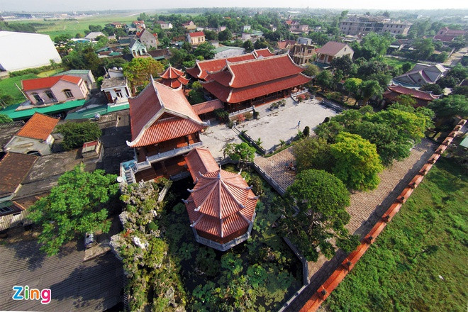 Xung quanh biệt thự có tường rào cao gần 3m rất kiên cố. Ảnh: Zing.