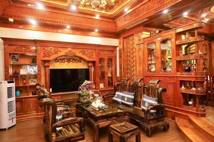 Toàn bộ nội thất bên trong căn biệt thự đều được ốp gỗ. Ảnh: Báo dấn sinh.