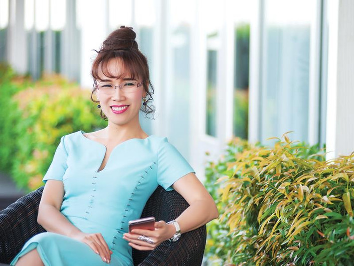 Dù bận rộn với công việc, CEO Vietjet vẫn dành thời gian cho gia đình, xem phim với con lớn, tắm rồi bế ẵm con bé, làm nó với tất cả tinh thần của doanh nhân và người phụ nữ. Ảnh: Internet.