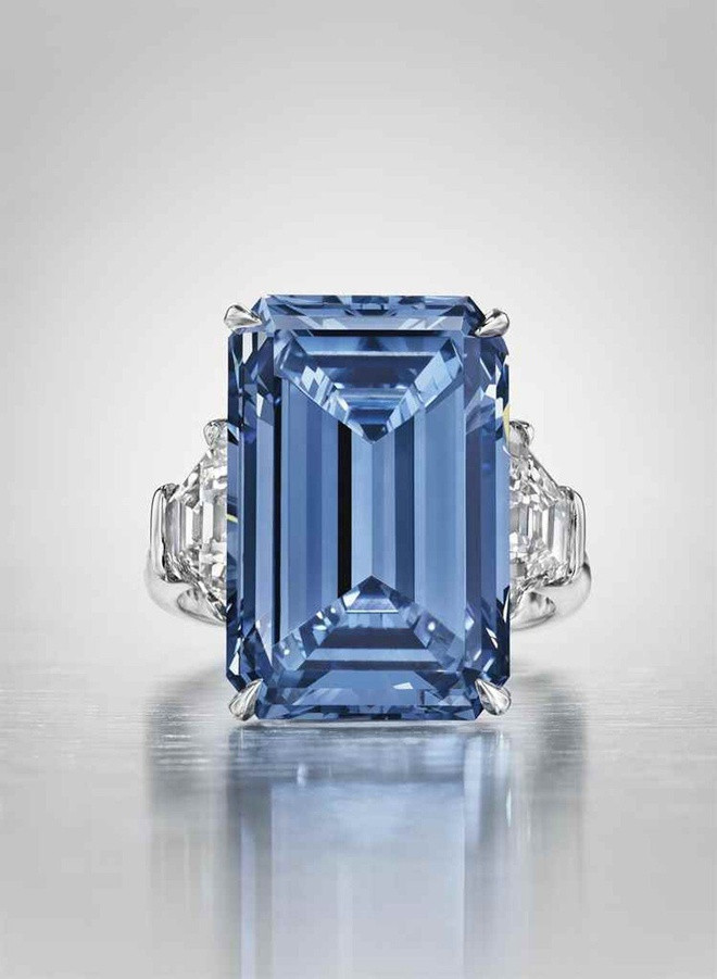 Là viên kim cương đắt nhất thế giới khi được đấu giá năm 2017, Oppenheimer Blue được bán với giá hơn 56,8 franc Thụy Sĩ (tương đương 58 triệu USD lúc đó). Ảnh: Christie’s.