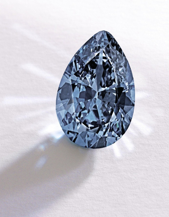 Viên kim cương có hình quả lê, nặng 9,75 carat. Zoe Lau hiện cũng sở hữu viên Zoe Red, nặng 10,1 carat trị giá 8,43 triệu USD. Ảnh: Sotheby’s.
