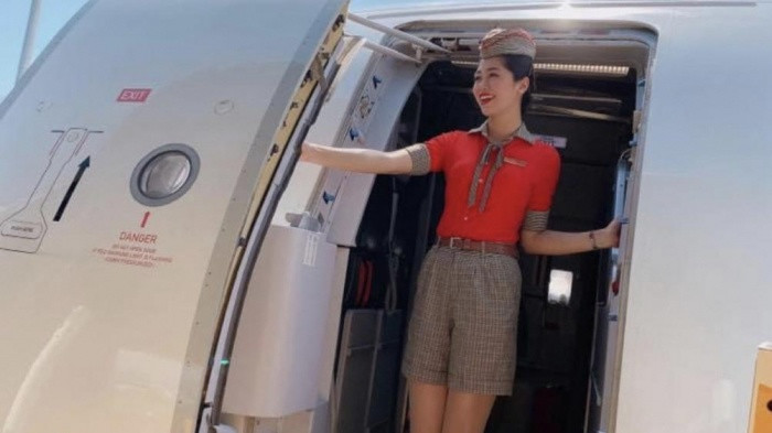 Đặng Vân Ly tươi tắn trong trang phục tiếp viên hàng không. Ảnh: Baogiaothong.