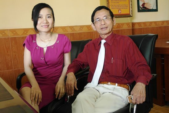 Không chấp nhận số phận, ông làm lại cuộc đời bằng một shop buôn bán quần áo thời trang nhỏ rồi dần dần lập thêm các hiệu thuốc tây tại khắp các quận 1, 3 và 10. Nhờ có kinh nghiệm buôn bán từ trước, vận của ông nhanh chóng lên như diều gặp gió, tài sản cứ mỗi ngày tích tụ nhiều thêm.