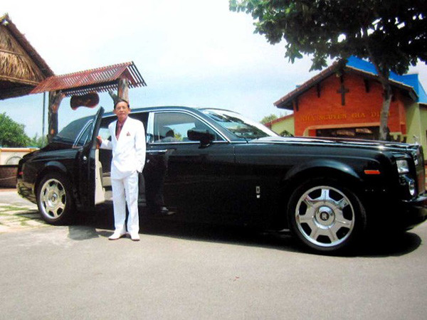 Thế nhưng, mỗi đêm tiệm vàng Chiến Thành lại âm thầm phân kim hàng chục lượng vàng từ nhiều nguồn khác nhau để bán lại. Chính vì hành vi này mà ông bị bắt và phải đi cải tạo một thời gian.
