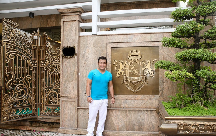 Biệt thự gồm một trệt và 2 lầu, sân thượng với tổng diện tích sàn là 700 m2. Ảnh: Zing.