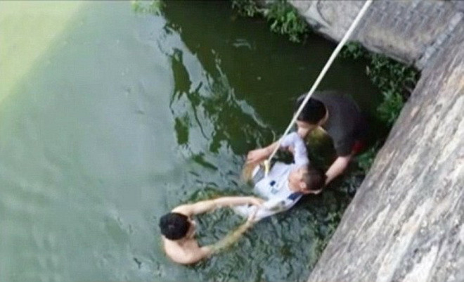Sau đó, Kang Hu đã nhảy xuống sông để tự vẫn.