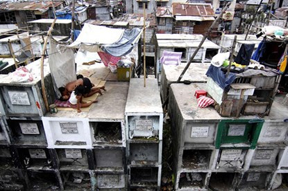 Đây cũng là là khu ổ chuột lớn nhất Philippines, với hàng ngàn người dân nghèo trú ngụ. Họ sinh hoạt ở đây mỗi ngày và chung sống ngay bên cạnh người chết. Tại bất cứ khu vực nào nằm trong nghĩa trang này, cuộc sống mỗi ngày đều diễn ra rất ồn ào và sôi nổi, trái ngược hẳn với sự u ám, tĩnh lặng mà mọi người thường nghĩ.