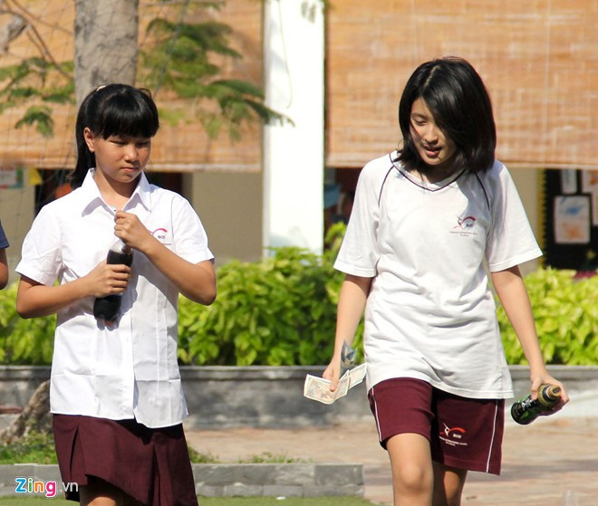 Cô Nguyễn Thị Hường giáo viên dạy Toán, kiêm chủ nhiệm lớp 7.2 cho biết trong ngày nhập học, các bạn cùng lớp đón Phương rất chân thành và vui vẻ. Nữ sinh Trà Vinh cũng nhanh chóng hòa nhập.