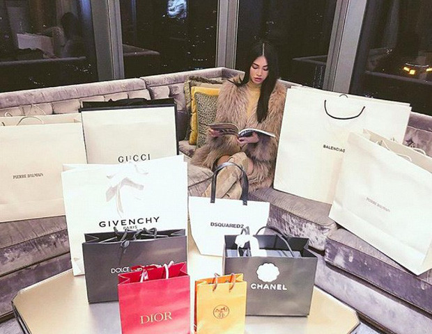 Tương tự, Hoa hậu "rich kid" Jolie Nguyễn cũng tuyên bố mỗi tháng bỏ ra tầm nửa tỷ để mua sắm đồ hiệu.