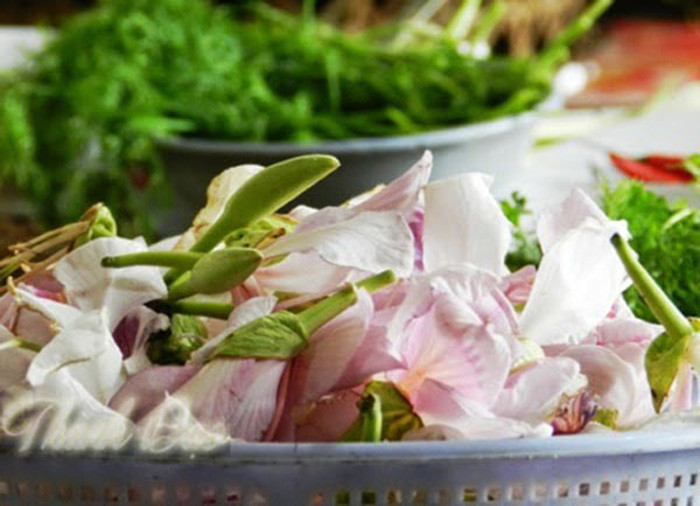 Không dừng lại ở cái nhìn lãng mạn với vẻ ngoài kiêu sa, hoa ban Tây Bắc còn khiến nhiều thực khách phải say lòng với những món ăn được chế biến rất đỗi bình dị nhưng đậm đà hương vị của núi rừng.
