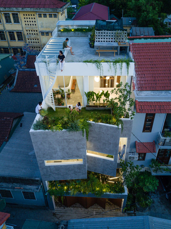 Jalousie House được xây dựng trên khu đất có kích thước 7 m (hướng Tây) x 14 m (hướng Nam) tại thành phố Huế. Ở Việt Nam, đặc biệt là tại các đô thị, những ngôi nhà phố thường có dạng ống, nằm sát nhau.