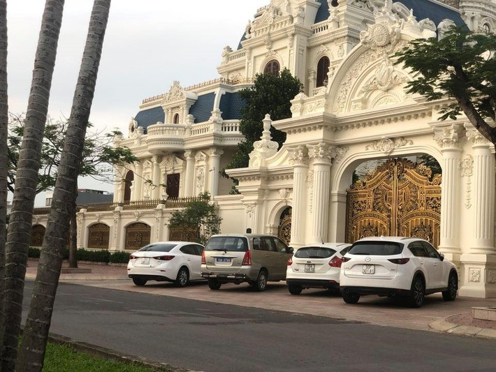 Căn biệt thự của ông Phát tại Hải Phòng được thiết kế theo kiến trúc châu Âu đẹp lộng lẫy, lung linh như cung điện. Ảnh: Lao động.