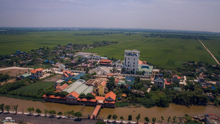 Ngôi nhà xây dựng trên nền diện tích hàng nghìn m2 đất được bao bọc bởi những cánh đồng bát ngát, bao la. Ảnh: Baophapluat.