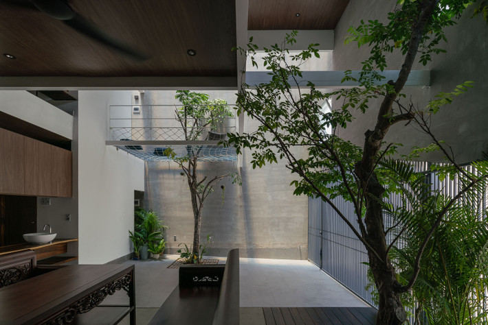 Một điểm nhấn nữa của ngôi nhà là các mảng xanh được bố trí đan xen không gian sống, kết hợp với hệ giếng trời lấy sáng.