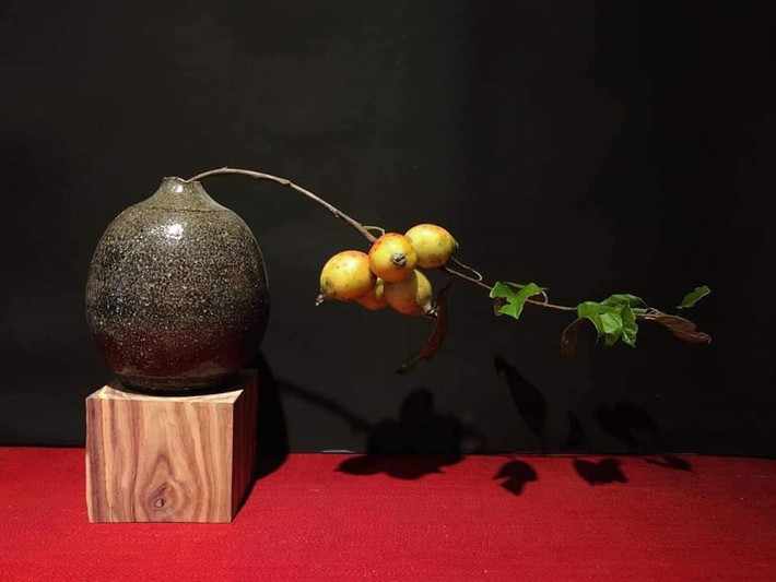 Khác với mọi năm, năm nay táo mèo không chỉ để ngâm rượu. Thay vào đó, những cành táo mèo tươi sai trĩu quả đang được săn lùng như vật trang trí nhà mang hơi hướng núi rừng. Ảnh: FB Oanh Kiều Đỗ.