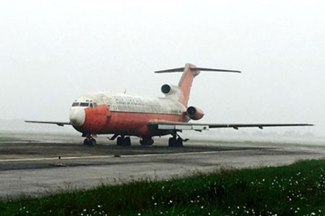 Tại Việt Nam, chiếc máy bay Boeing B727-200 mang số hiệu đăng ký XU-RKJ - từng thuộc sở hữu của Hãng hàng không Royal Khmer Airlines bị bỏ quên suốt 12 năm ở sân bay Nội Bài. Ảnh: Nhadautu.
