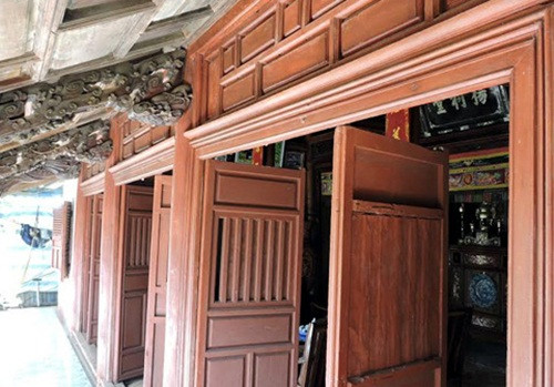 Những cánh cửa trong nhà cũng bằng gỗ mít. Ảnh: Vef.