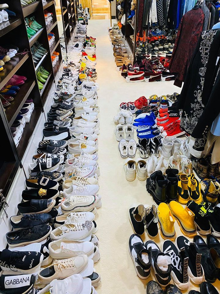 Dương Triệu Vũ tiếp tục triển khai “thương vụ” hàng hiệu khi kết hợp cùng Đàm Vĩnh Hưng, mở bán những món hàng hiệu của “ông hoàng nhạc Việt” trên joolux từ ngày 10/9.