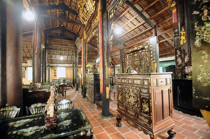 Đặc biệt, căn nhà chứa khoảng 100 "báu vật" đều thuộc loại độc nhất vô nhị như: Giường, tủ quần áo, bộ tủ thờ,... cùng nhiều đồ dùng sinh hoạt bằng gỗ quý hiếm, có tuổi đời lên đến hàng trăm năm. Ảnh: Vietnamnet.