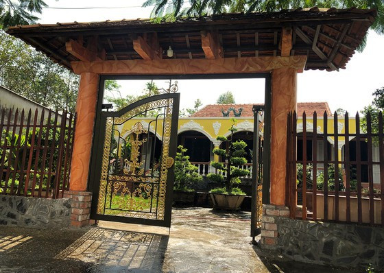 Để có ngôi nhà này, anh Tuấn phải mua 1 căn nhà cổ ở tỉnh Tiền Giang và một số ngôi nhà khác rồi thuê thợ có tiếng đến ráp lại. Ảnh: Người lao động.