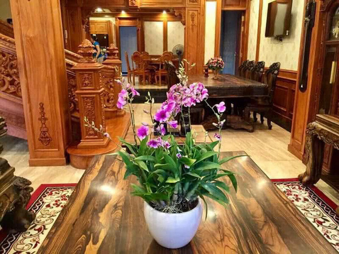Cầu thang trong biệt thự được thiết kế với nhiều chi tiết hoa văn chạm khắc cầu kỳ. Ảnh: Baodansinh.