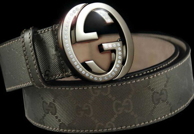 Một bộ vest cũng không thể thiếu dây lưng. Chiếc dây lưng hàng hiệu Republica Fashion’s Gucci 30 Carat Diamond có giá lên tới 249.000 USD.