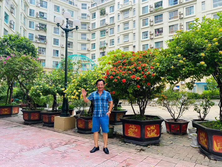 Mới đây, trên trang cá nhân, nghệ sĩ Quang Tèo khoe hình ảnh rạng rỡ khi chụp hình bên vườn cây cảnh của nhà mình. Ảnh: FBNV.