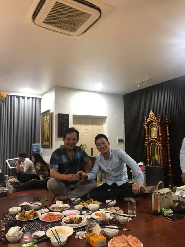 Màu trầm chủ đạo tạo cảm giác ấm cúng cho căn nhà. Ảnh: FBNV.