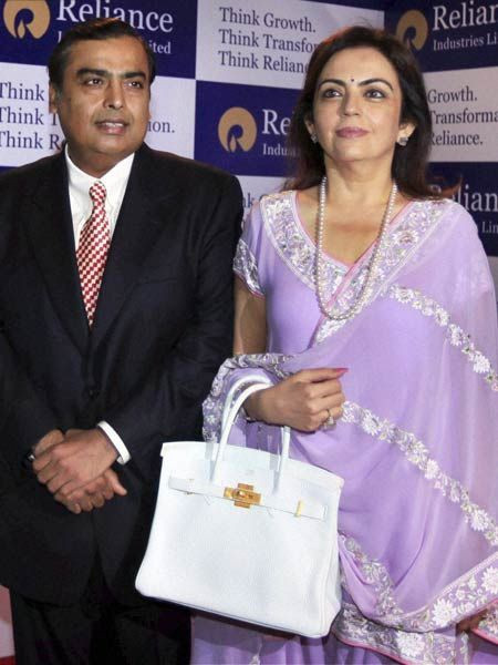 Bà Nita Ambani cũng sở hữu xách mẫu túi gam trắng của Hermès có giá 25.000 USD. Ảnh: Idiva.