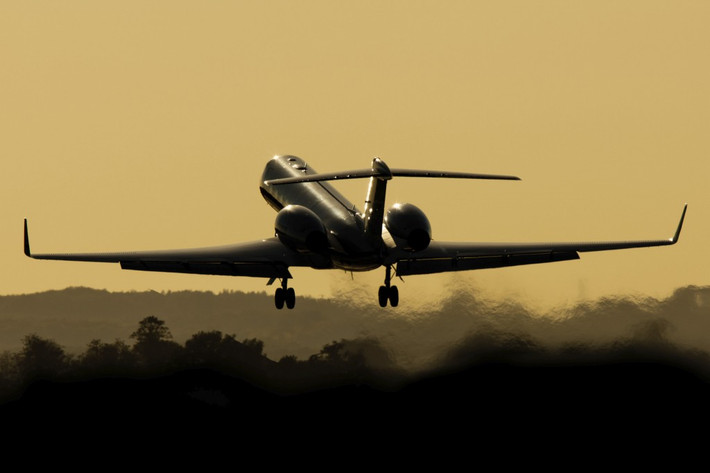 Năm 1999, tỷ phú Mark Cuban mua một chiếc máy bay phản lực Gulfstream V trực tuyến với giá 40 triệu USD. Tại thời đó, ông được ghi vào sách kỷ lục Guinness thế giới về giao dịch thương mại điện tử lớn nhất. Ảnh: Getty Image.