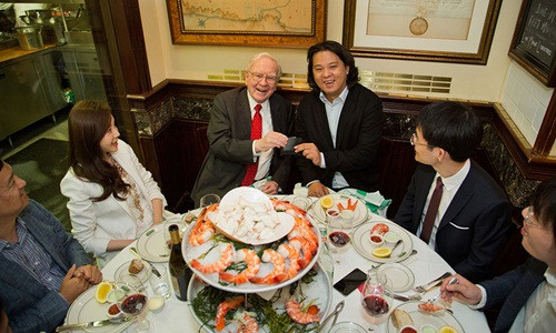 Giám đốc điều hành Berkshire Hathaway - người sáng lập NetJets, Warren Buffett, đã dành thời gian để thực hiện một bữa trưa công sở nhằm quyên góp tiền làm từ thiện. Một người đấu giá ẩn danh đã chiến thắng với giá thầu trực tuyến là 2,6 triệu USSD. Ảnh: Getty Image.