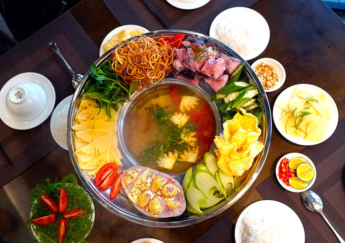 Ở miền Bắc, bạn có thể thưởng thức món lẩu cá dát vàng tại 1 nhà hàng ở Hà Nội. Giá cho mỗi nồi lẩu cá dát vàng là 599.000 đồng. Ảnh: Dân Việt.