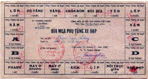 Các phụ tùng xe đạp cũng được mua bằng tấm phiếu này. Ảnh: GDVN.