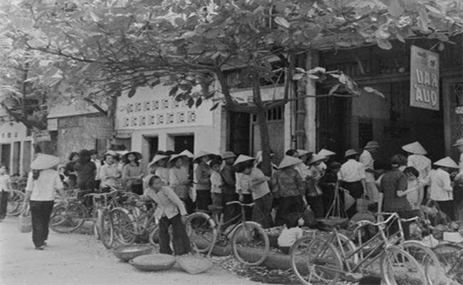 Thời bao cấp ở Việt Nam, hàng hóa được phân phối theo chế độ tem phiếu. Hàng hóa chưa được mua bán tự do trên thị trường. Ảnh: Dân Việt.