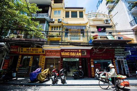 Ông Phạm Ngọc Giao (80 tuổi) là chủ nhân đời thứ 3 của căn biệt thự cổ nằm ở mặt tiền phố Hàng Bạc (Hà Nội). Ảnh: Đời sống pháp luật.