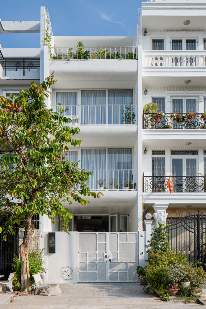White House được xây dựng trên diện tích 5 m x 18 m, là mái ấm của 4 thành viên. Đó là câu chuyện về ngôi nhà của đôi vợ chồng trẻ mới du học về sống cùng ba mẹ, mong muốn có một ngôi nhà mang những đặc điểm riêng thể hiện cá tính cũng như suy nghĩ mới về một không gian sống.