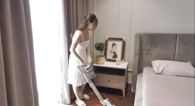 Phòng ngủ được thiết kế theo gam màu trắng xám sang trọng.