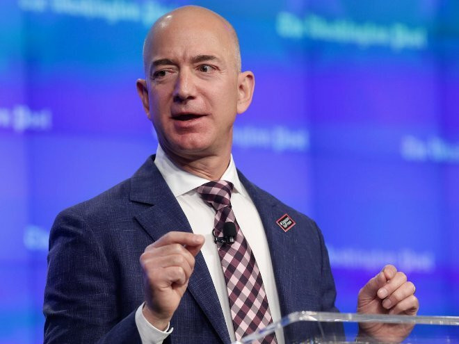 Trong khi đó, tỷ phú Jeff Bezos nghĩ rằng sự đơn giản sẽ tạo ra đột phá, giống như khó khăn thúc đẩy con người tiến lên.