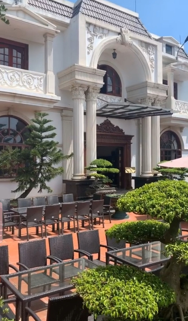 Khu nhà sử dụng nhiều cửa kính hiện đại song hệ mái lại theo phong cách kiểu Trung – Nhật. Ảnh: Khắc Thành