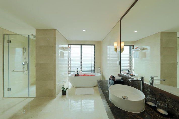 Phòng tắm hiện đại với gam màu trắng chủ đạo.