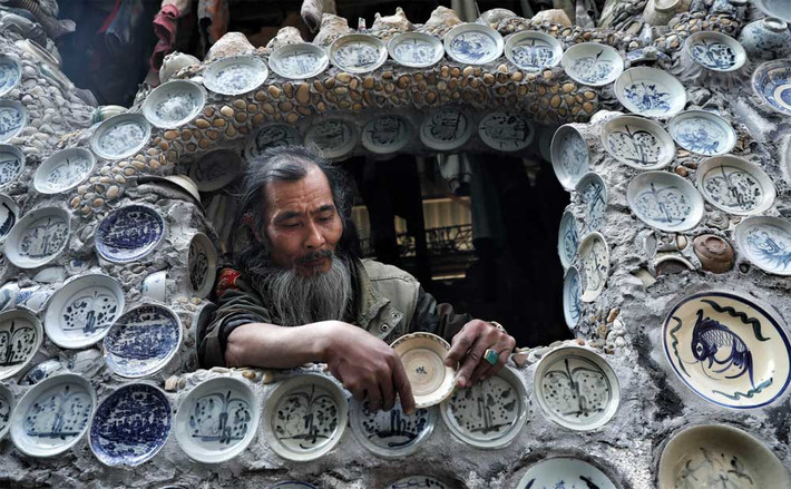 Theo ông Trường, gắn bát đĩa lên tường nhà, cổng.. là cách để ông gìn giữ và bảo vệ những cổ vật mà cha ông để lại và đây cũng là cách ông chơi đồ cổ. Ảnh: Oddycentral.