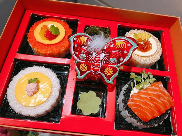 Nhắc đến các loại bánh trung thu độc lạ năm nay không thể bỏ qua hộp bánh trung thu sushi của chị Trương Hoàng Như (TP.HCM). Vỏ bánh trung thu sushi là cơm trắng trộn dấm truyền thống, máu trắng tạo cảm giác giống như chiếc bánh dẻo thông thường. Ảnh: Hoàng Như Trương.