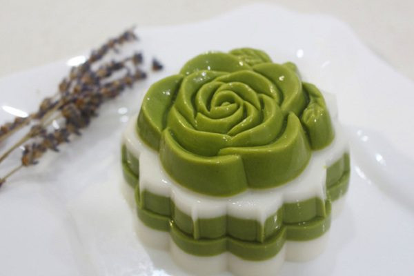 Bánh trung thu rau câu có tạo hình gần giống như bánh trung thu nhưng nguyên liệu làm từ thạch rau câu mềm, có nhiều màu sắc khác nhau và tạo hình khá bắt mắt từ các loại quả. Ảnh: Internet