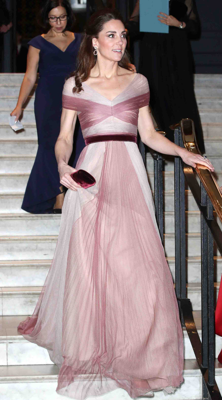 Kate Middleton nhiều khi còn được so sánh mặc đẹp hơn người mẫu của hãng váy chỉ vì vóc dáng cao ráo cùng thần thái của một công nương hoàng gia