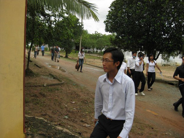 Vừa qua, nam doanh nhân còn chia sẻ lại ảnh trong chuyến thiện nguyện cách đây 11 năm. Thời điểm đó, Cường Đô La vẫn còn quá gầy gò, đen nhẻm, khác hẳn với vẻ ngoài sáng ngời hiện tại. Ảnh: FBNV.