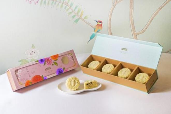 Bánh trung thu nhân bơ tuyết mắc ca là một sản phẩm trong loạt bánh trung thu trái cây nhiệt đới của Kele. Hương vị bơ mắc ca được bán cùng với hương vị kem dâu tằm trong hộp bốn chiếc với giá 1,18 triệu đồng.