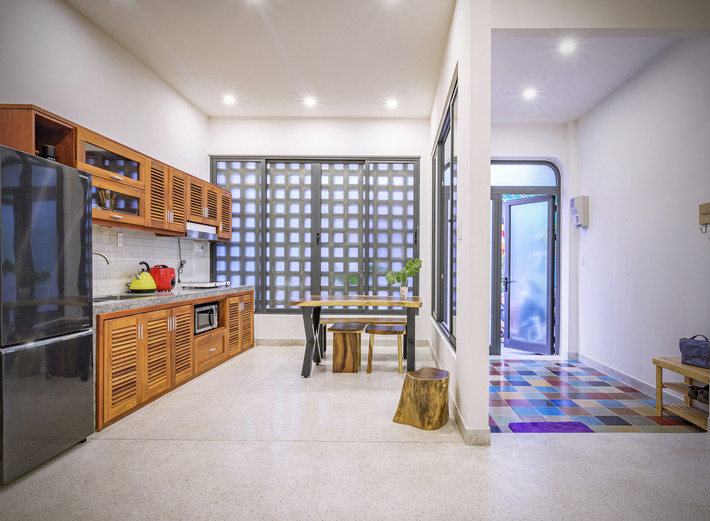 Theo yêu cầu của gia chủ, nhà bếp phải đảm bảo thông thoáng, có thể quan sát được trẻ nhỏ vui chơi.