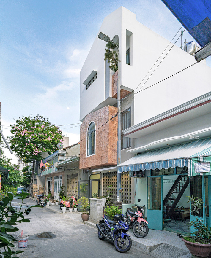 Nằm giữa con hẻm nhỏ ở quận Sơn Trà (Đà Nẵng), ngôi nhà có diện tích vỏn vẹn 50m2, là sự giao thoa nhẹ nhàng giữa kiến trúc hiện đại pha chút hoài cổ.