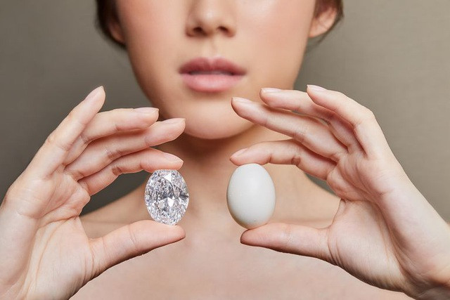 Viên kim cương rực rỡ hình bầu dục, to như quả trứng được coi là hoàn hảo theo mọi tiêu chí và theo Sothotti, viên đá này hoàn hảo cả bên trong và bên ngoài, có độ bóng và đối xứng tuyệt vời, và là loại màu D, loại cao cấp nhất của kim cương trắng. Ảnh: Getty Image.
